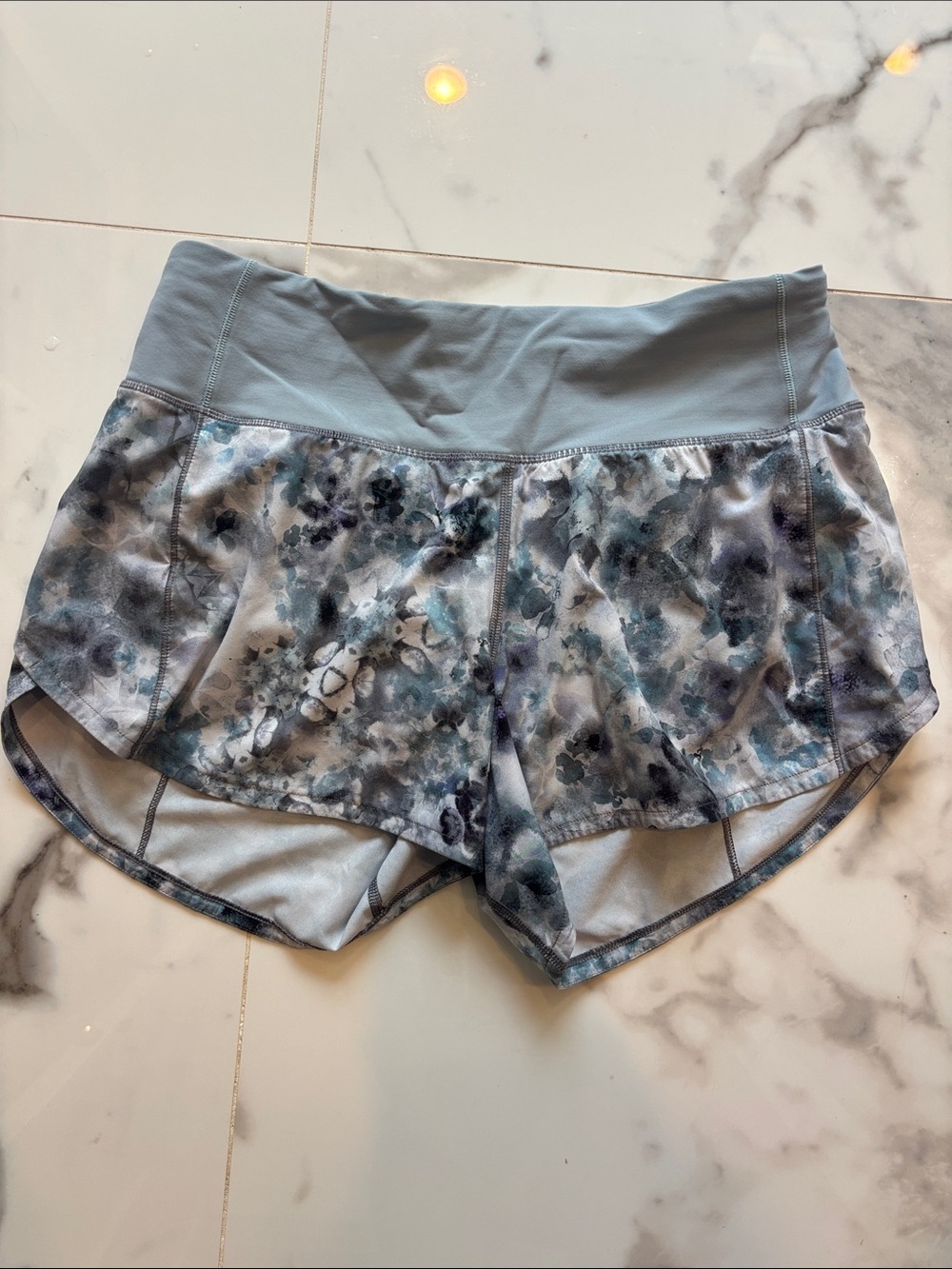 Lululemon Women’s mid rise speed up short 4” Patterned Running Shorts